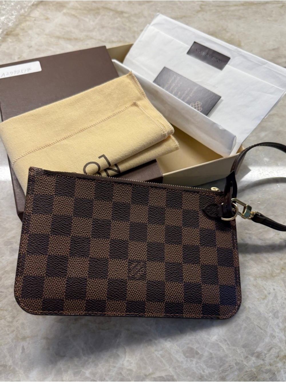 Louis Vuitton Damier Neverfull  sized pouch. - Picture 2 of 2
